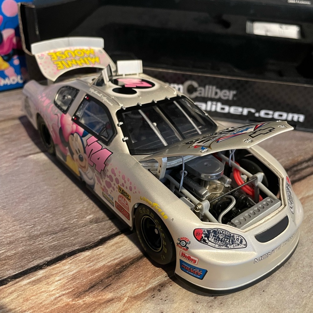 Disneys Minnie MouseDaytona 500 Team Caliber 1:24 Scale Car. Nascar Licensed.VTG